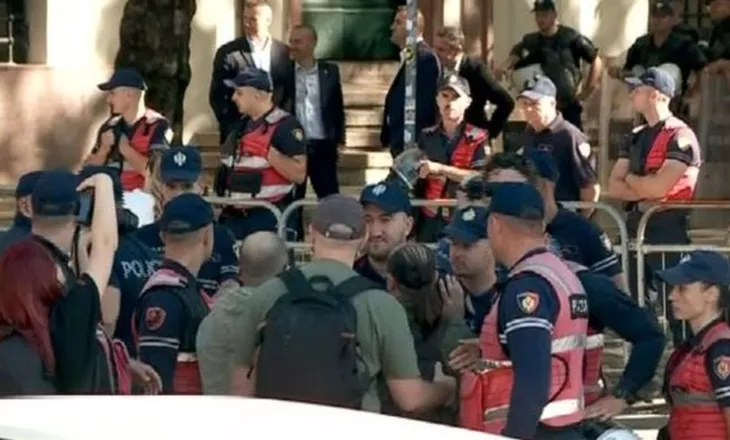 Nis protesta dhe tensionet para Kuvendit, shoqërohen 2 persona