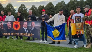 Nis protesta në Hagë për ish-krerët e UÇK-së/ Qytetarët me flamuj e pankarta: Kosova pret çlirimtarët