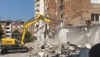 Nis rikualifikimi pranë “Tregut të orizit” në Vlorë, shemben objektet pa leje