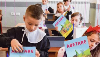 Nis viti i ri shkollor, rreth 25 mijë fëmijë ulen sot për herë të parë në bankat e shkollës