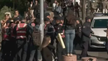 Nisin tensionet gjatë protestës pranë parlamentit, policia shoqëron dy persona