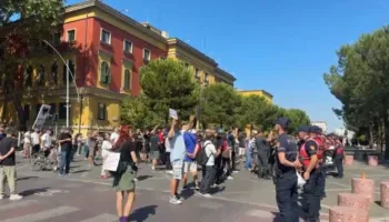 Nisin tensionet pranë Ministrisë së Brendshme, protestuesit godasin me vezë efektivët