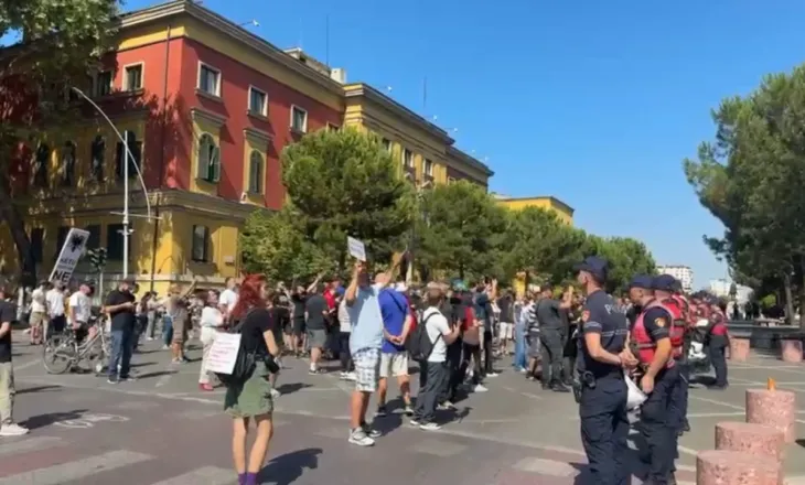 Nisin tensionet pranë Ministrisë së Brendshme, protestuesit godasin me vezë efektivët