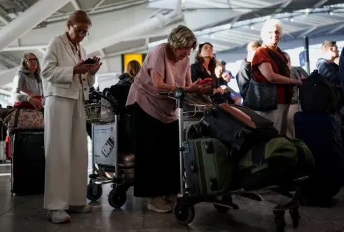 Një defekt shkaktoi ndërprerje masive në aeroportet e Mbretërisë së Bashkuar, qindra fluturime anulohen –