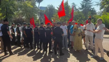 Një grup protestuesish mblidhen te Kryesia e Kuvendit dhe i paraprijnë mbledhjes së Konferencës së Kryetarëve dhe seancës parlamentare