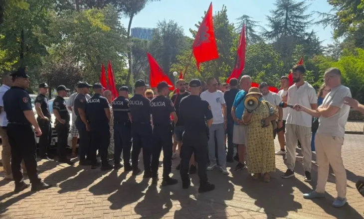 Një grup protestuesish mblidhen te Kryesia e Kuvendit dhe i paraprijnë mbledhjes së Konferencës së Kryetarëve dhe seancës parlamentare