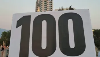 “Një shesh, mijëra zëra”/ Pankarta pikante në protestën e 100-të kundër Ramës