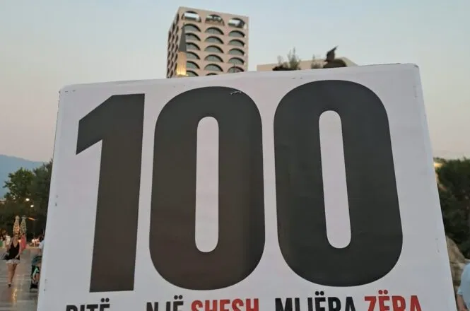 “Një shesh, mijëra zëra”/ Pankarta pikante në protestën e 100-të kundër Ramës