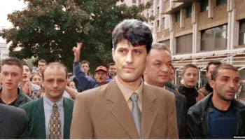 Njeriu i 17 shkurtit nën hijen e 16 shtatorit