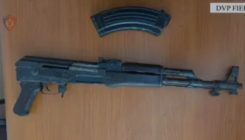 “No Guns 5”, pranga 66-vjeçarit në Fier, iu gjetën me armë zjarri automatike në banesë dhe municion