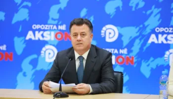 Noka: Shteti ka vdekur. Shefin e komisariatit e marrin me shpulla në rrugë