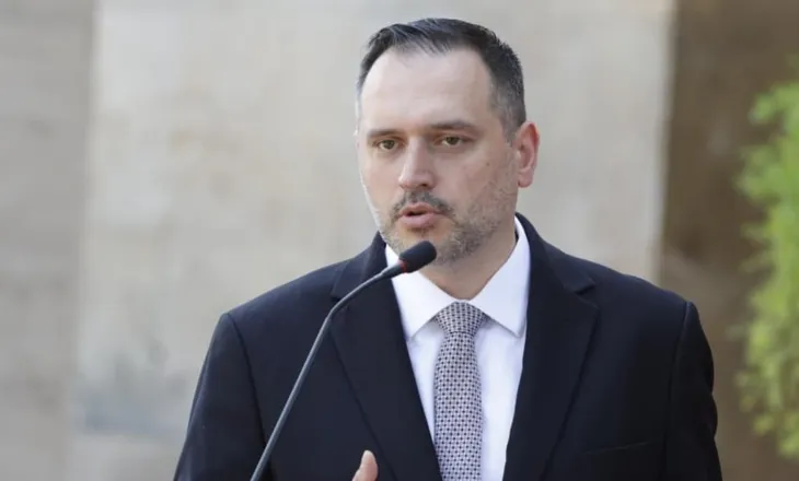 Nufi publikon operacionin në Fier, 55 efektivë dhe dy helikopterë në betejë me flakët