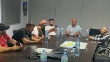 “Nuk dalim pa zgjidhje!”/ Banorët ngujohen në zyrat e “Bankers”