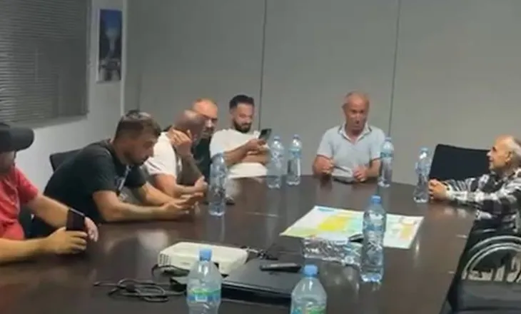 “Nuk dalim pa zgjidhje!”/ Banorët ngujohen në zyrat e “Bankers”