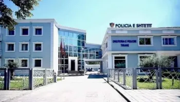 “Nuk do t’i lëmë të na bëjnë të fortin”! Debati nisi në TikTok, 23 të mitur me shkopinj bejsbolli gati për sherr në Yzberisht