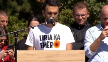 “Nuk duhet të dorëzohemi”- Djali i Jakup Krasniqit nga protesta në Prishtinë: Do vazhdojmë të kërkojmë drejtësi!