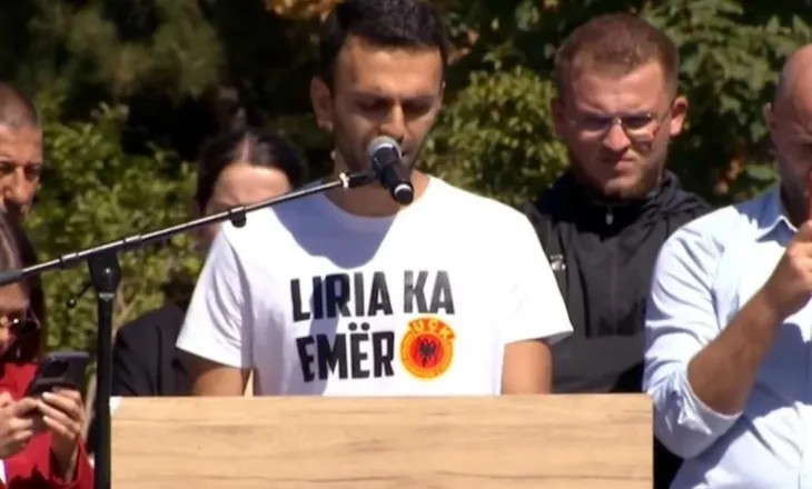 “Nuk duhet të dorëzohemi”- Djali i Jakup Krasniqit nga protesta në Prishtinë: Do vazhdojmë të kërkojmë drejtësi!