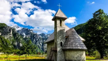 Nuk preferohet vetëm bregdeti/ Turistët tani duan malet, natyrën dhe historinë