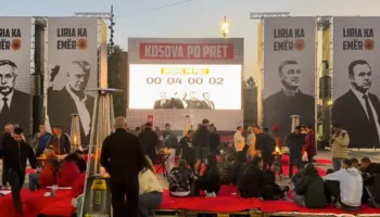 Numërimi mbrapsht ka filluar! Rreth zjarrit në shesh, qytetarët presin lirinë për ish-krerët e UÇK