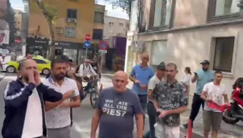 ‘O gjykatës bëj drejtësi, lër Veliajn në qeli! Qytetarët protestojnë para Gjykatës së Lartë