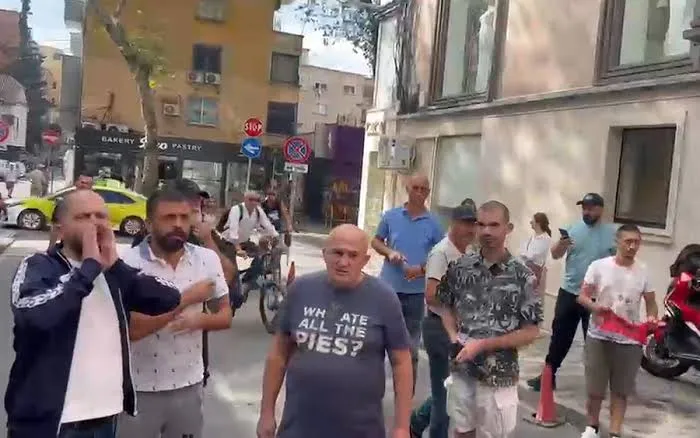 ‘O gjykatës bëj drejtësi, lër Veliajn në qeli! Qytetarët protestojnë para Gjykatës së Lartë