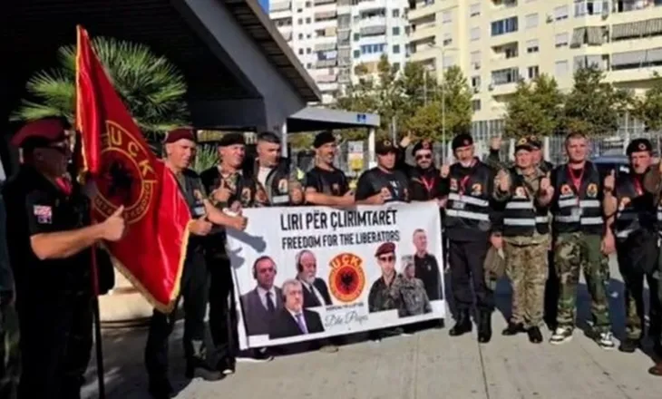 “O Hashim ti ku je, UÇK-në këtu e ke’! Nga Haga në Shqipëri, 50 veteranët mbërrijnë në Portin e Durrësit