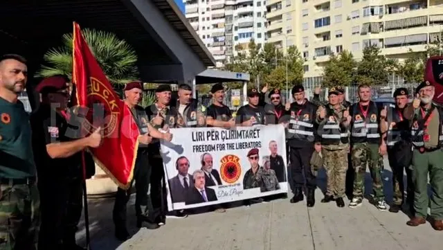 “O Hashim ti ku je, UÇK-në këtu e ke”/ Shkuan në Hagë në mbështetje të ish-krerëve të UÇK-së, 50 veteranët mbërrijnë në Portin e Durrësit