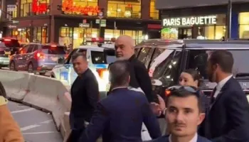 O Kri!mi!nel, o m@fi@”/ Shqiptarët qëllojnë me vezë Edi Ramën në SHBA