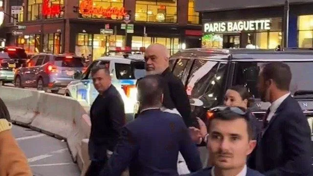 O Kri!mi!nel, o m@fi@”/ Shqiptarët qëllojnë me vezë Edi Ramën në SHBA