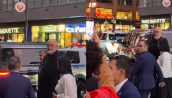 “O mafioz!” Të rinjtë shqiptarë e ‘mirëpresin’ me vezë Edi Ramës në New York: O kriminel, e gjithë Shqipëria të urren