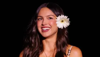 Olivia Rodrigo e kthen “Daisy Chain Fields” në një festë të muzikës, solidaritetit dhe fuqizimit të grave