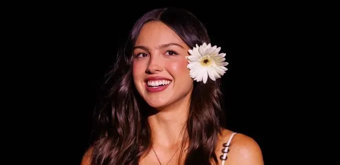 Olivia Rodrigo e kthen “Daisy Chain Fields” në një festë të muzikës, solidaritetit dhe fuqizimit të grave