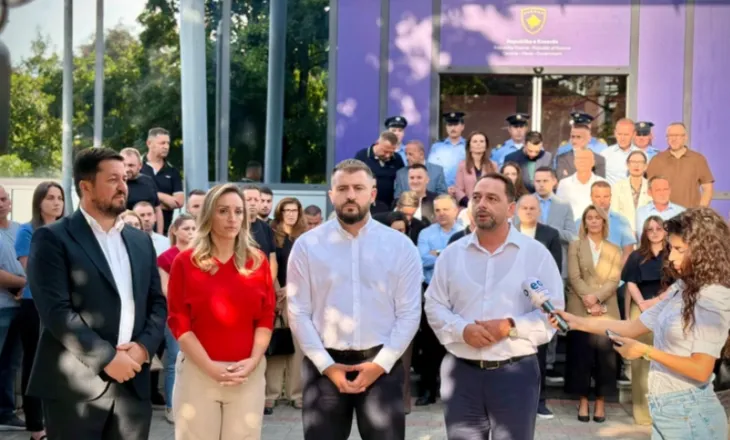 Opozita: Jemi në një krizë komplekse! PDK dhe AAK vijojnë protestën para ndërtesës së qeverisë  në Prishtinë