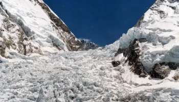 Orteku godet Himlung Himal, të paktën 10 të zhdukur, moti i keq pengon operacionet e shpëtimit