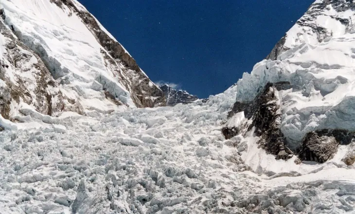 Orteku godet Himlung Himal, të paktën 10 të zhdukur, moti i keq pengon operacionet e shpëtimit