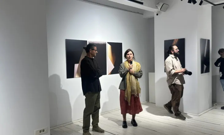 Osman Demiri sjell një reflektim fotografik mbi kohën dhe perceptimin në Galerinë Qahili