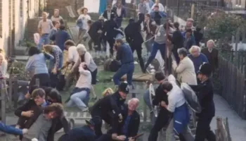 “Our Friends in the North” rikthehet në skenë, një histori që ende flet për të tashmen