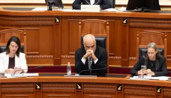 Pagat e gjyqtarëve në votim, Rama mbërrin në Kuvend, në pritje të votimit (VIDEO)