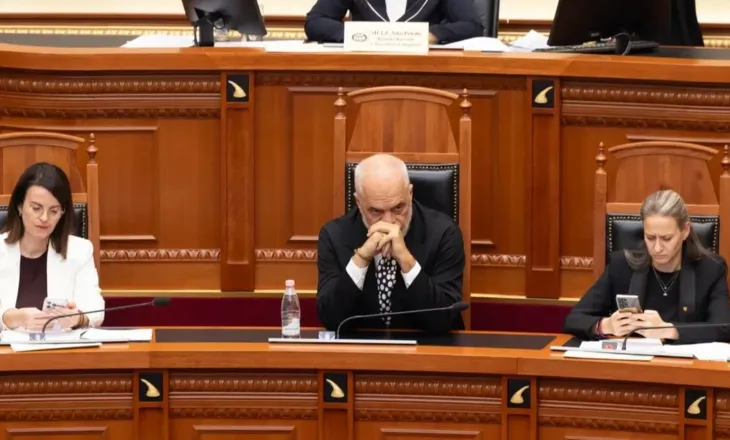 Pagat e gjyqtarëve në votim, Rama mbërrin në Kuvend, në pritje të votimit (VIDEO)