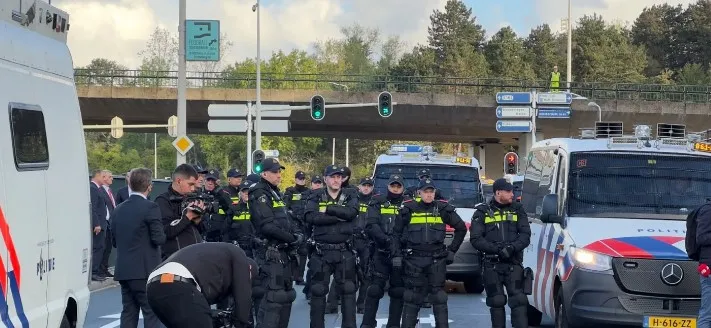 Pak para vendimit në Hagë, mbështetësve të Thaçit dhe ish-krerëve të UÇK-së u kërkohet të largohen nga hapësirat para gjykatës