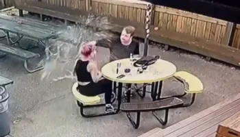 Pamje të rënda! Gruaja e refuzoi pas takimit të dytë, burri e sulmon brutalisht, e godet me grushte dhe shkelma