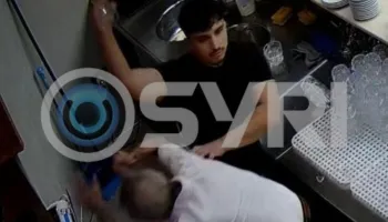 Pamjet/ Del video e sherrit në Kavajë – Kamarieri godet me gotë një nga agresorët pastaj…