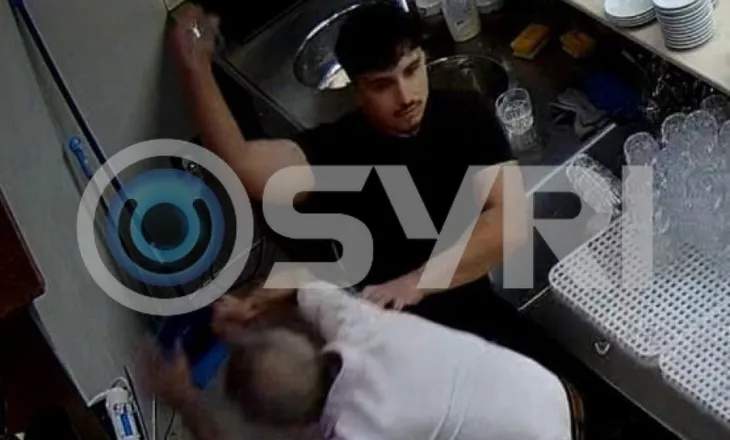 Pamjet/ Del video e sherrit në Kavajë – Kamarieri godet me gotë një nga agresorët pastaj…