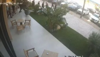 Pamjet e reja nga Regina Palm, grupi i armatosur largohet nga hoteli pas përplasjes