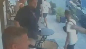 PAMJET e rënda! Me AK-47 dhe pistoletë mes lokalit, dy të rinj kërcënojnë dhe dhunojnë një person në Shkodër