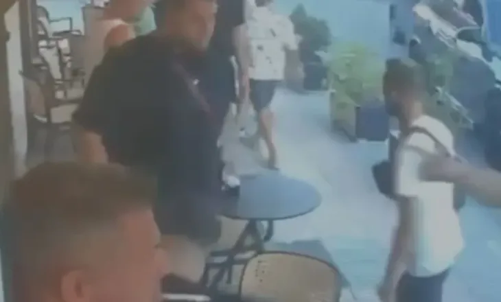 PAMJET e rënda! Me AK-47 dhe pistoletë mes lokalit, dy të rinj kërcënojnë dhe dhunojnë një person në Shkodër