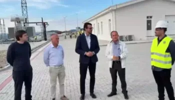 Panelet fotovoltaike, ministri Karakaçi në Ersekë: Histori suksesi! Investimet lokale në energjetikë rrisin kapacitetet në prodhim