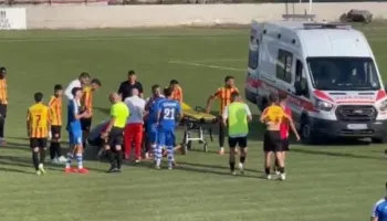 Panik dhe ankth në Kategorinë e Parë të futbollit shqiptar, futbollisti shembet përtokë gjatë ndeshjes…