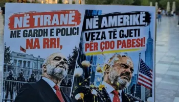 Pankarta pikante e protestës kundër Ramës: Në Tiranë me gardh dhe polici, në SHBA veza të gjeti për çdo pabesi