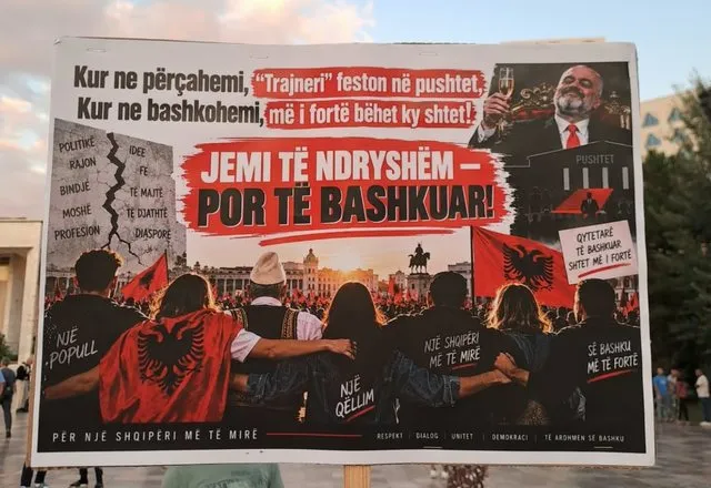 Pankarta pikante nga dita e 113-të e revoltës qytetare në Tiranë: Jemi të ndryshëm, por të bashkuar